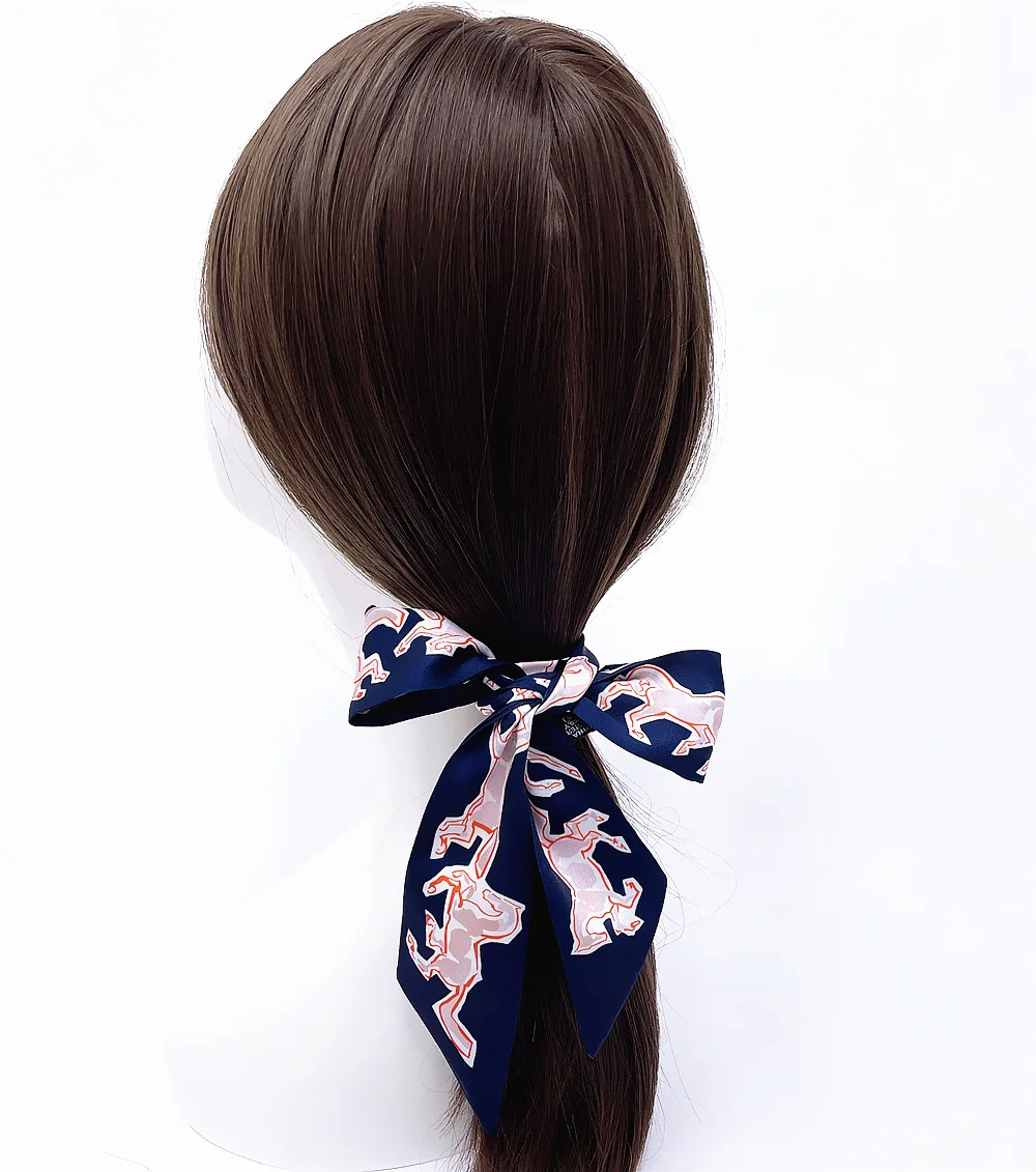 ผ้าพันคอไหมพิมพ์ลายอานม้าสุดหรู ดีไซน์แบรนด์ดัง ปี 2026 สำหรับผู้หญิง ใช้เป็นผ้าคลุมผม ผ้าพันคอ ผ้าคาดผม ผ้าพันคอผูกผม ผ้าพันคอผูกคอ ผ้าพันคอผูกศีรษะ