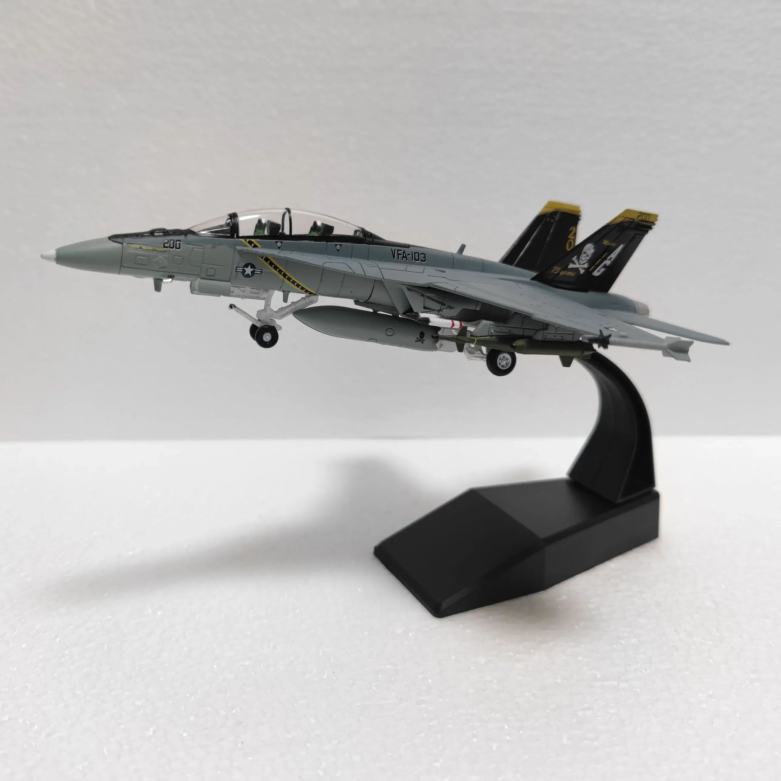 

Diecast 1:100 Scale US Army F18 Hornet Boeing Fighter Jet Alloy Die Cast Militarized Combat Aircraft Model Collectible Toy Gift