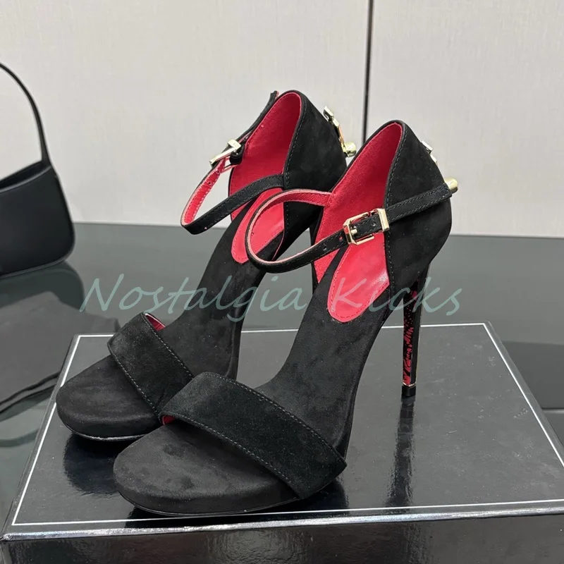 جديد فاخر السيف على شكل خنجر كعب الصنادل المفتوحة تو جلد أسود معدني ديكور فستان أحذية المرأة مشبك أحذية حفلات الزفاف