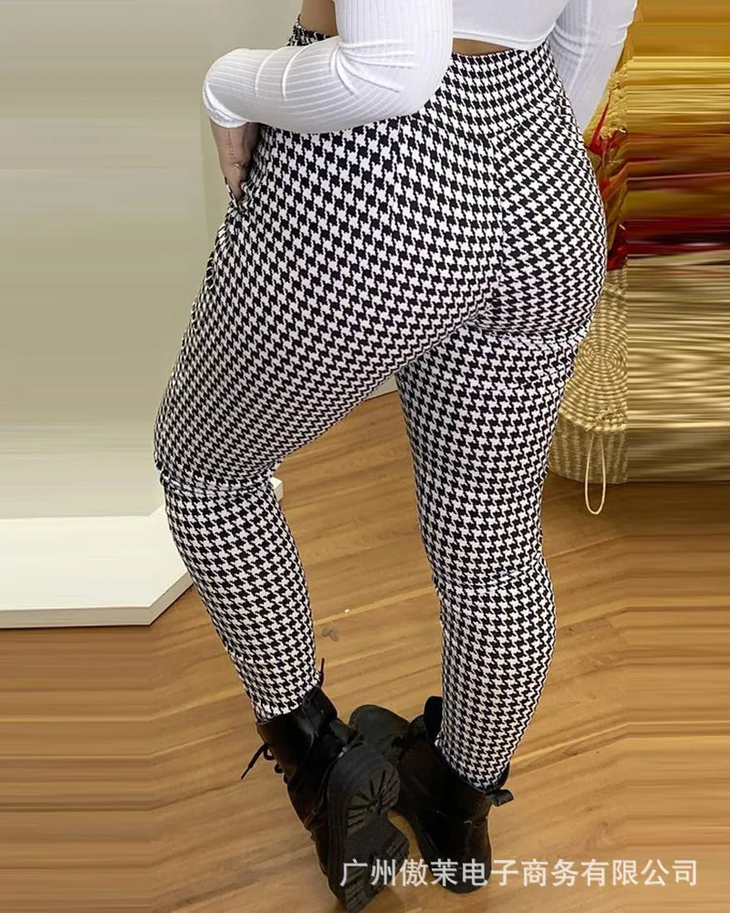 Spodnie w czarną kratę w stylu tysiąca ptaków, modne w 2026 roku