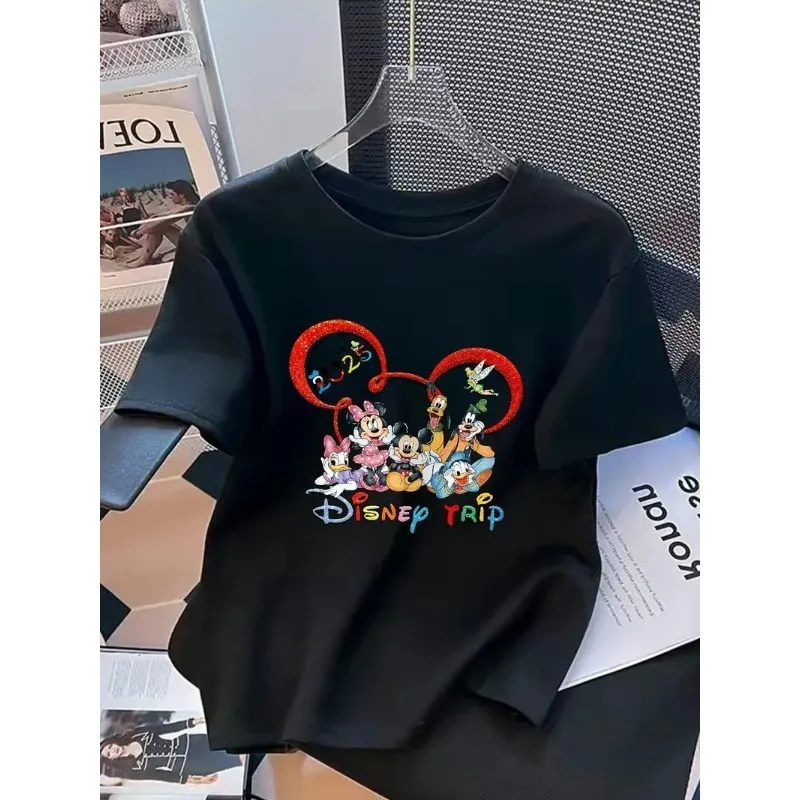2025 ديزني قصيرة الأكمام عادية ميكي ماوس تي شيرت الصيف القطن للجنسين قمة الشارع نمط المتضخم الأزواج للجنسين تصميم