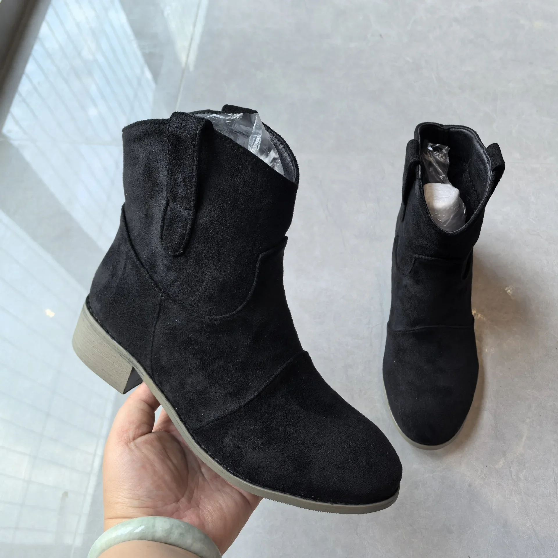 2026 New Fall/Winter Women's Trendy Low-Top Boots: Comfortable Low-Heeled, Plus Size 40-43