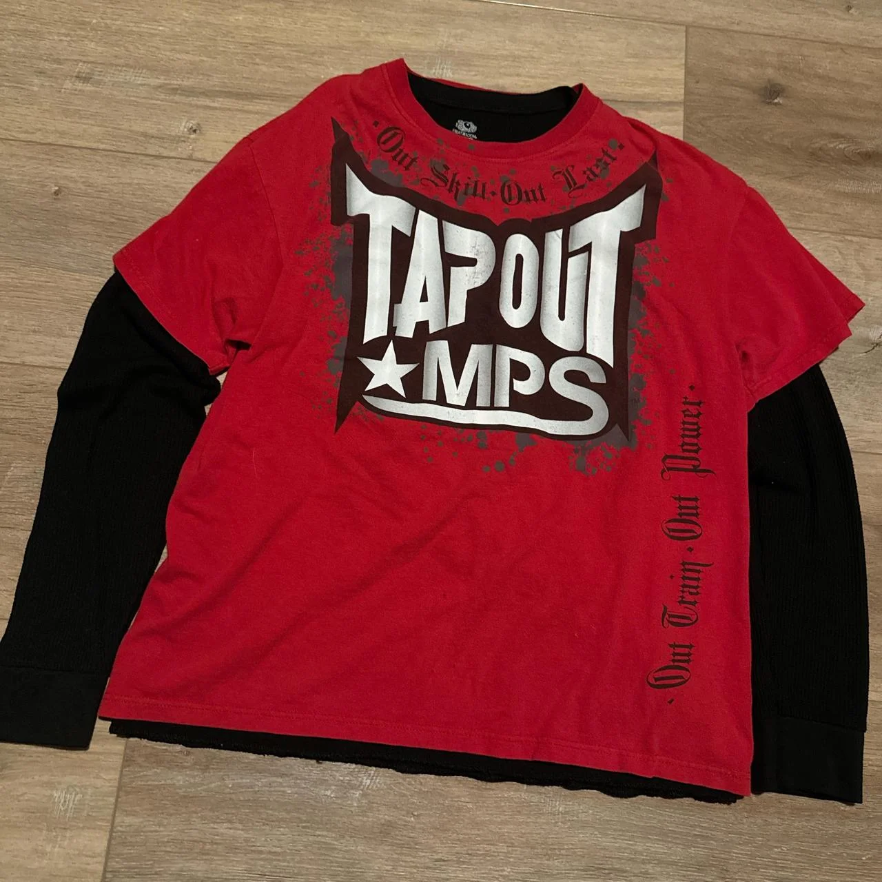 

2000-е Мужская красная футболка Tapout Черная внутренняя поддельная футболка из двух частей MPS Pattern Out Train Out Power Lettering Модная уличная мода Спорт