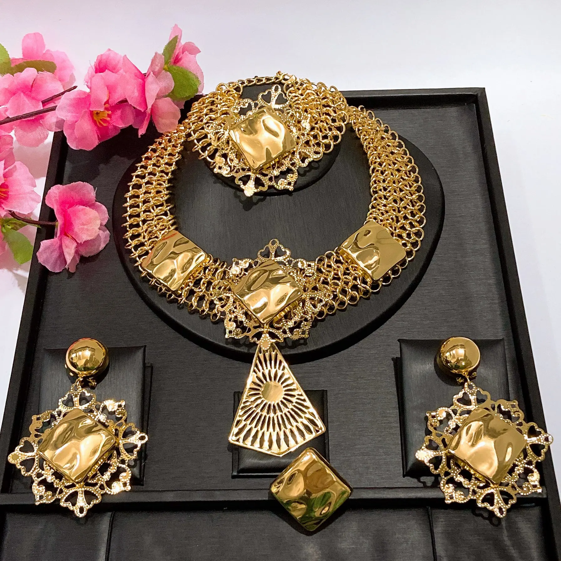 

Luxury Irregular Geometric Light Weight Jewelry Set Hotsale Gold Plated Huge Chain Necklace Bracelet Earrings Ring 4PC Jewellery