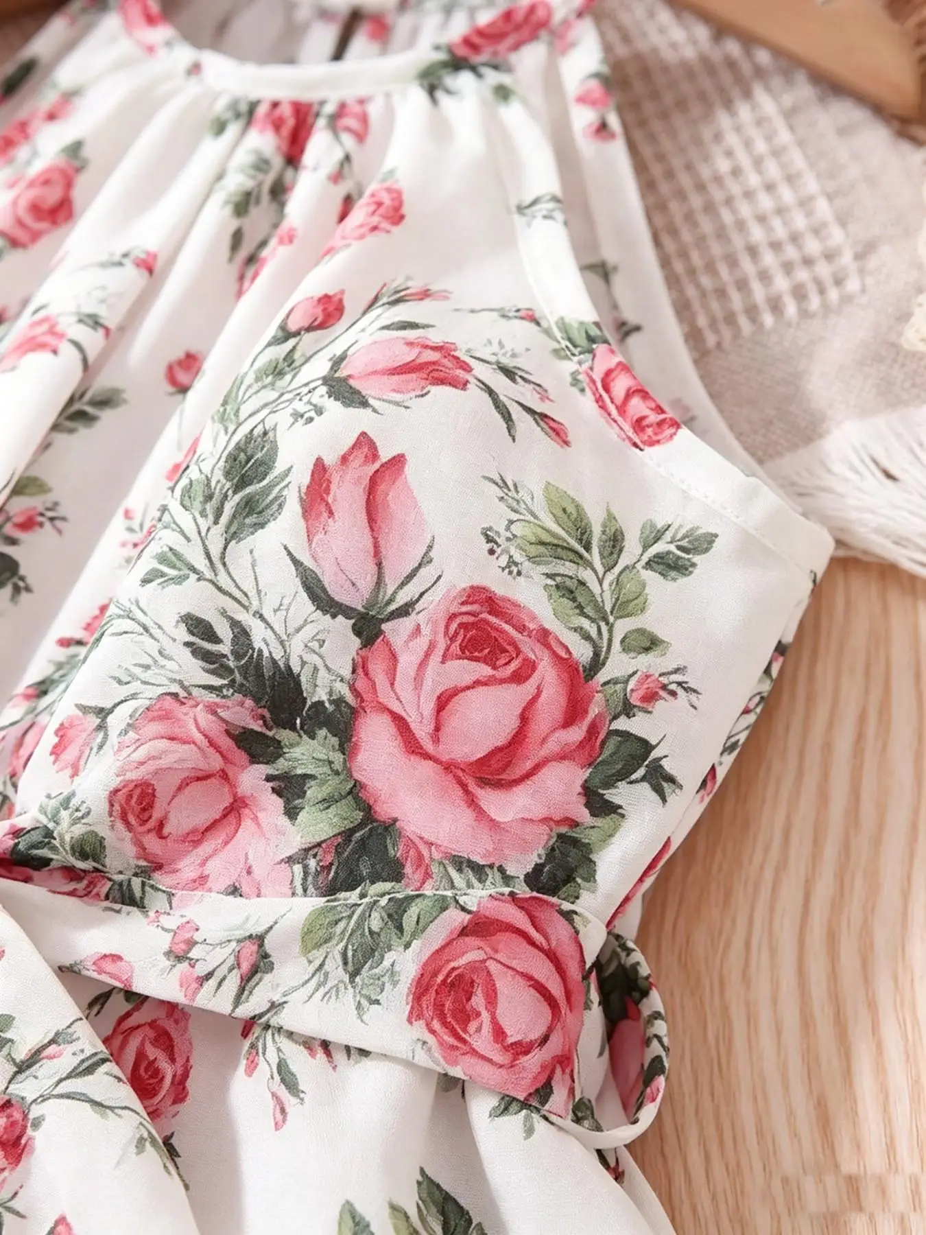 Boho-Blumenkleid für kleine Mädchen, Sommer-Sonnenkleid mit gestuftem Rüschensaum, elegantes, tailliertes Kleid für Kinder, perfekt für warmes Wetter – Detail 6