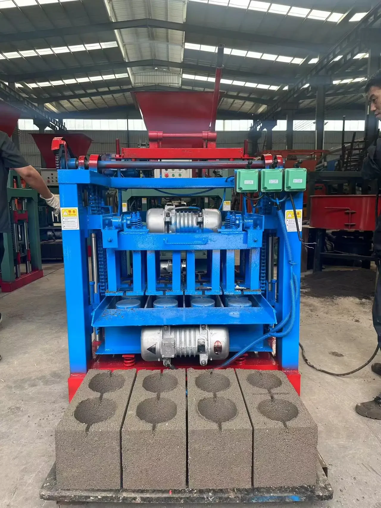 مبيعات المصنع مباشرة لآلات تصنيع الطوب الأسمنتي وآلات تصنيع الطوب الخرساني تباع جيدًا