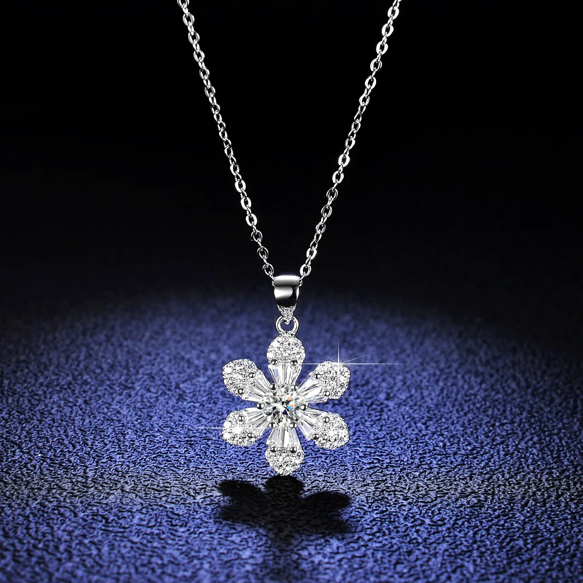 

18K Gold Pendant, 1-carat Moissani Diamond Necklace, Women's Fashion Camellia, New Platinum PT950 Diamond Collarbone Chain