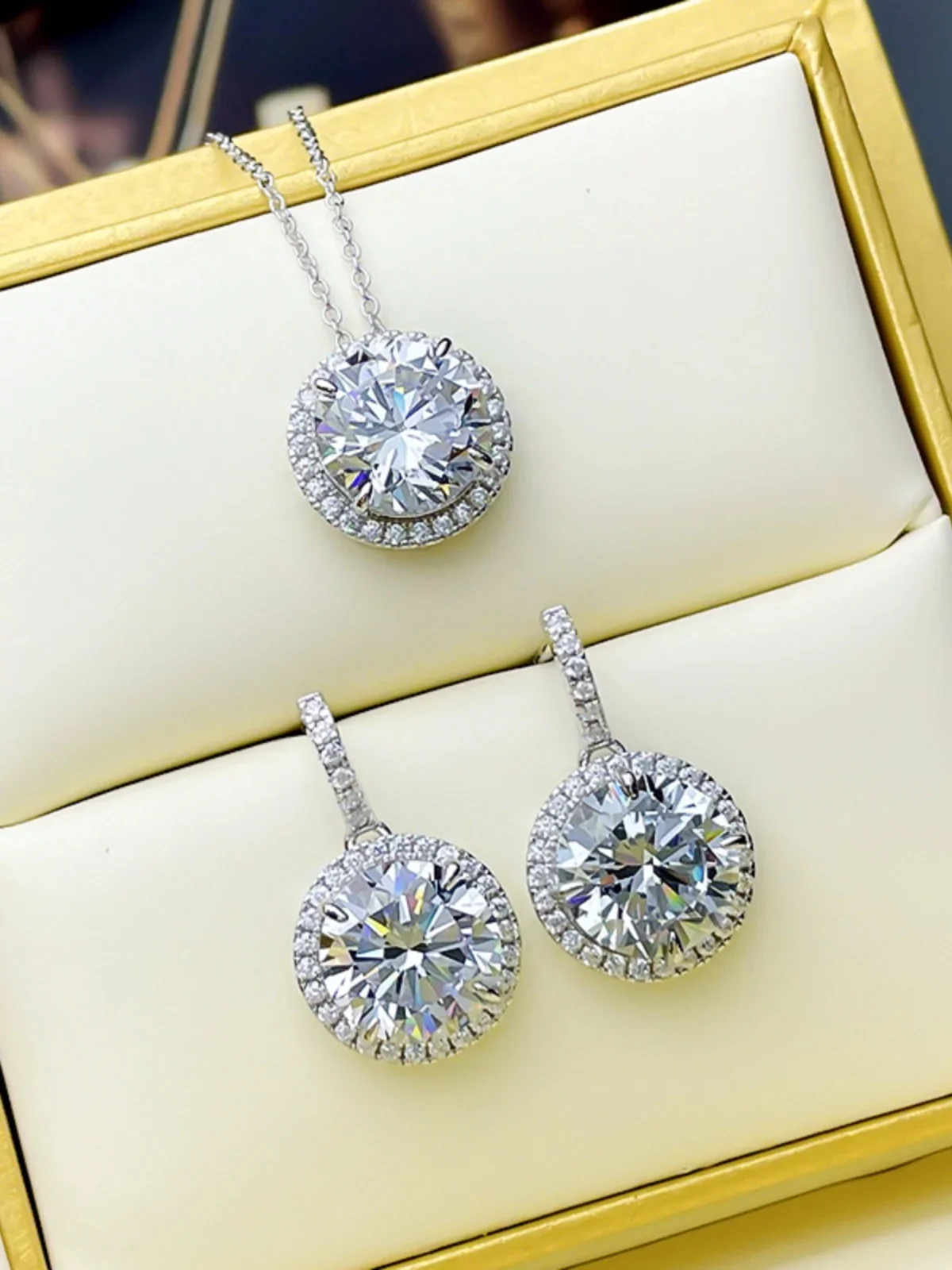 Explosive 5-carat imported high carbon diamond earrings with a high-end and atmospheric temperament, suitable for round faces