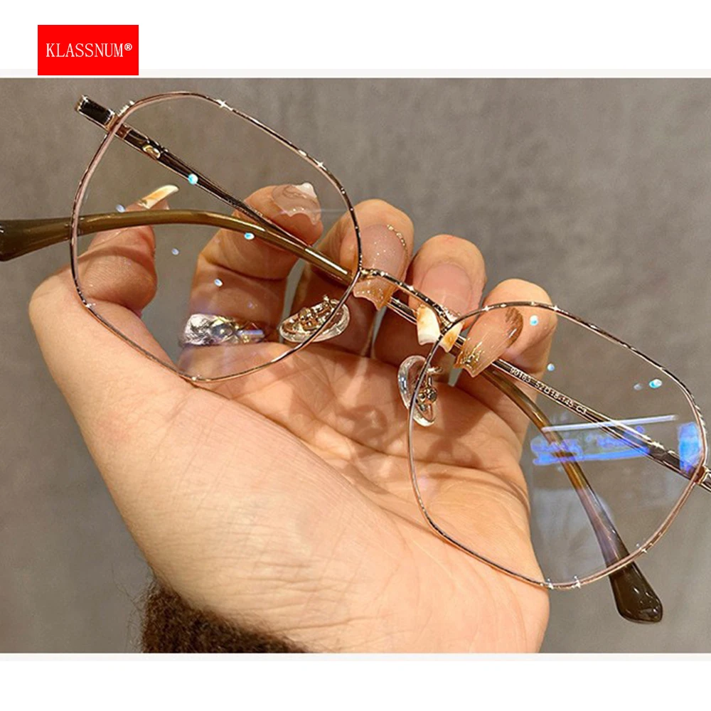Gafas Klassnum Sparkling Diamond Edge geométricas con filtro de luz azul para mujer, montura de metal ultrafina en oro rosa con incrustaciones de pequeños diamantes de imitación a lo largo del borde, forma de lente poligonal irregular, patillas marrones con degradado de dos tonos, silicona transparente ajustable