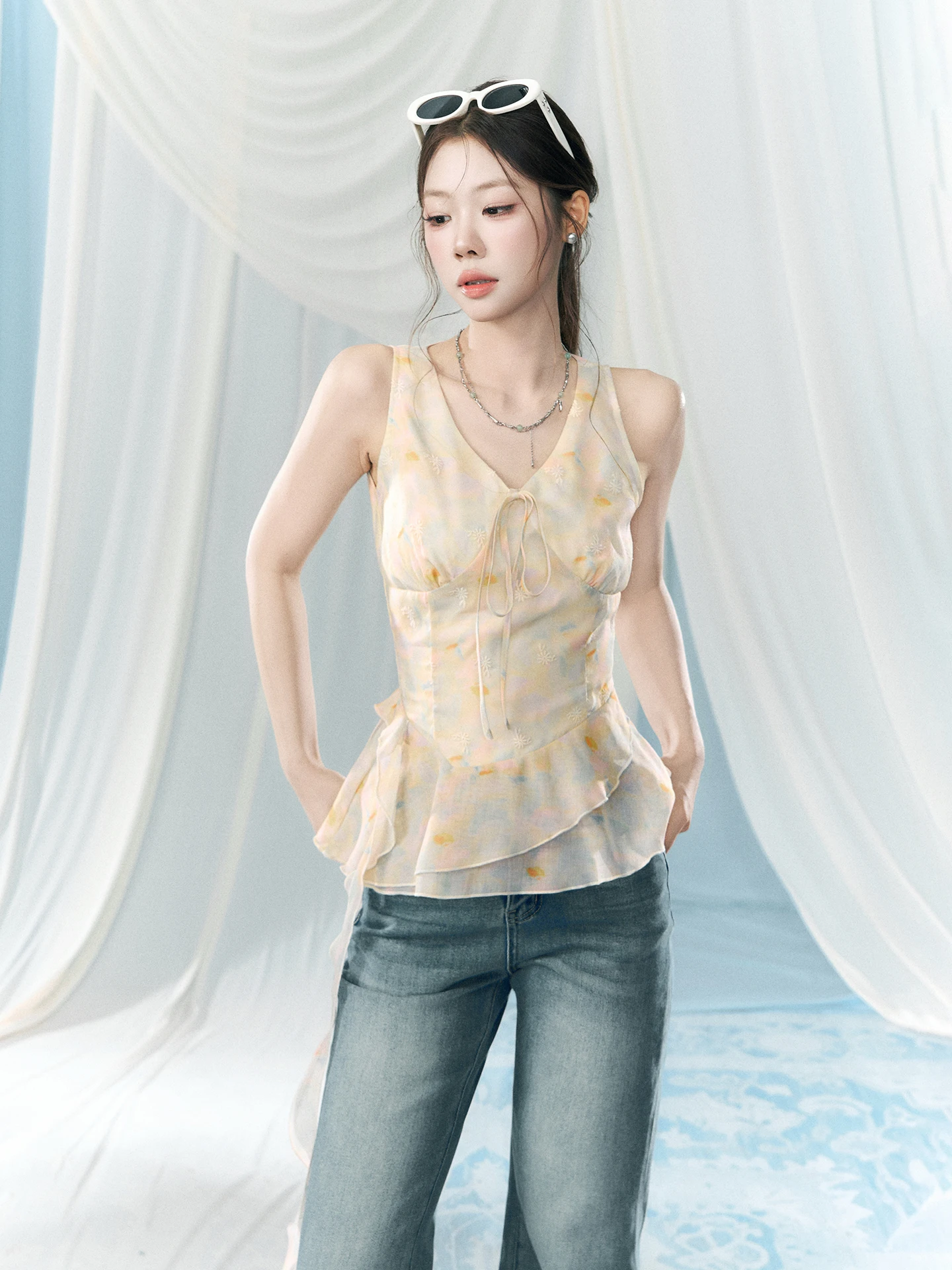 V-type white female bra, narrow story, Wildberry Light Maturity Trend, new arrival for the summer, a high piece with a daily pattern of mobility, with flowers, short S...