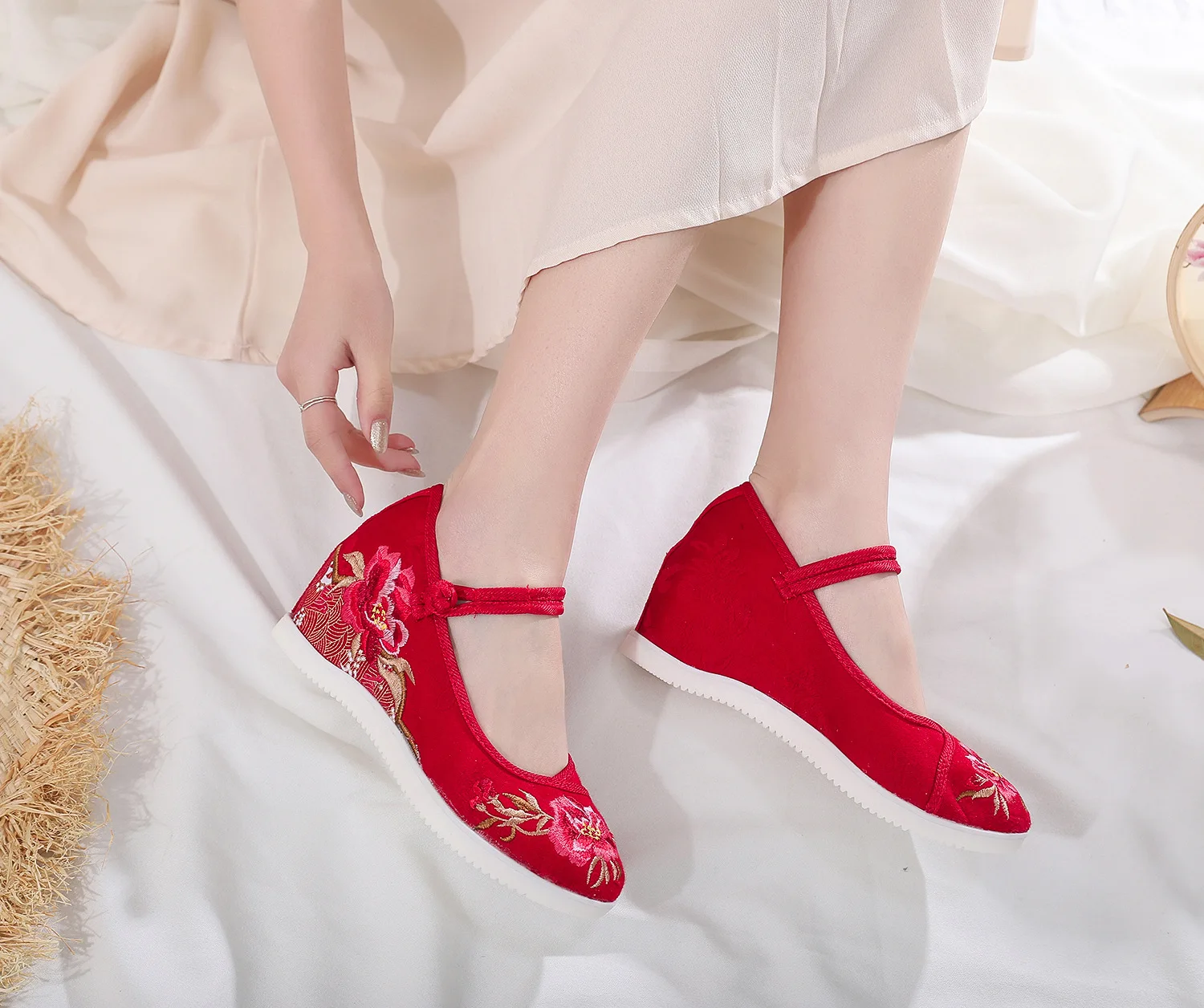 أحذية مصعد امرأة عادية Harajuku النمط الصيني العرقي قماش خمر القماش المطرز Hanfu أحذية النساء Zapatos 2026