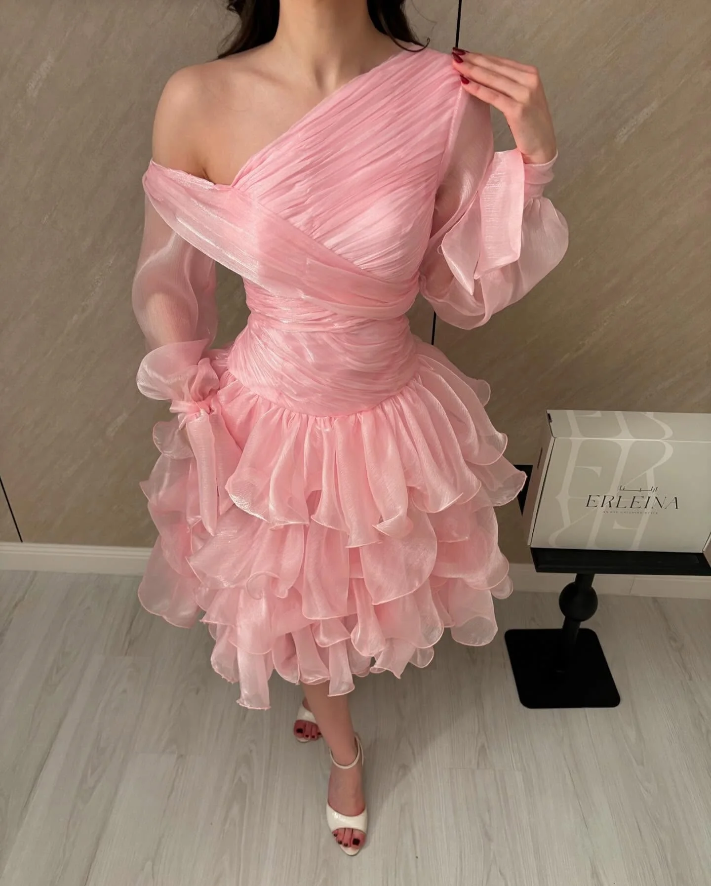 

Charming Pink One Shoulder Prom Dresses Organza Long Sleeves Tiered Evening Gowns Knee Length Off Shoulder Formal Party Dress