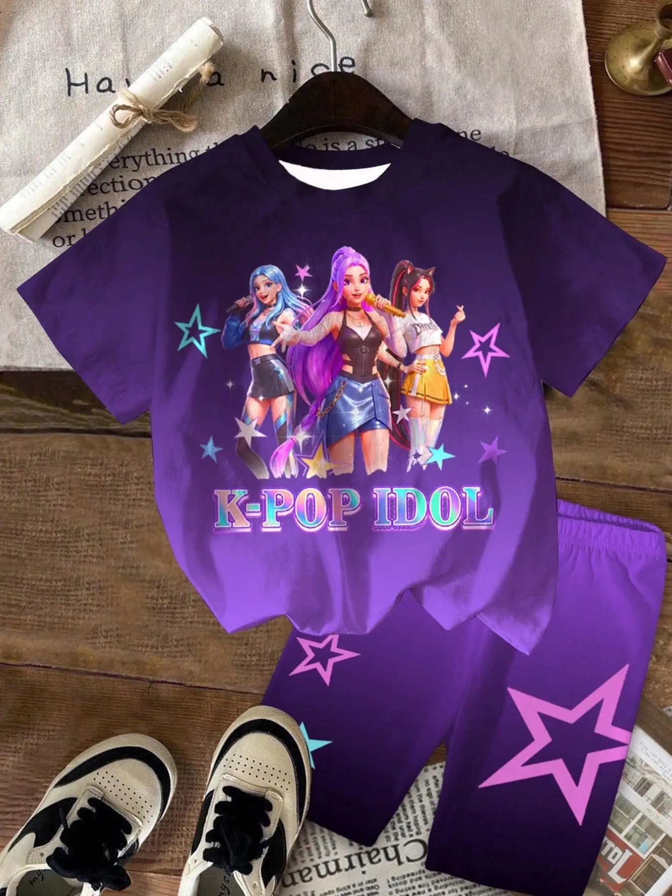 Tiefpurpurnes zweiteiliges Set für Mädchen mit K-Pop-Idol- und Anime-Prints; bestehend aus einem kurzärmeligen T-Shirt mit Rundhalsausschnitt und S. – Detail 3