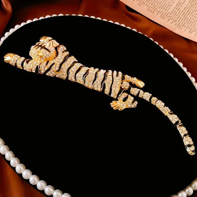 Vintage Tiger Pattern Brooch Zinc Alloy Full Rhinestone Inlaid Daily Luxury Accessories