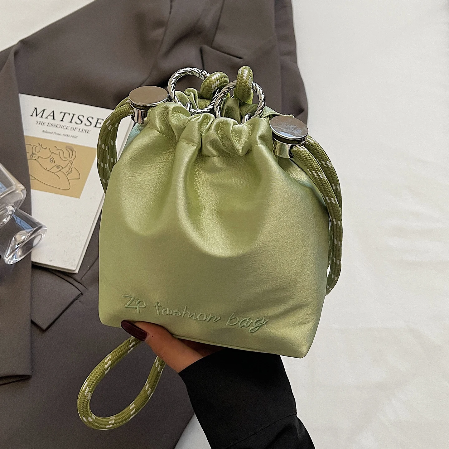 

Повседневные сумки через плечо с вышивкой букв для женщин, модная универсальная мини-сумка на одно плечо, простые сумки-ведра на шнурке