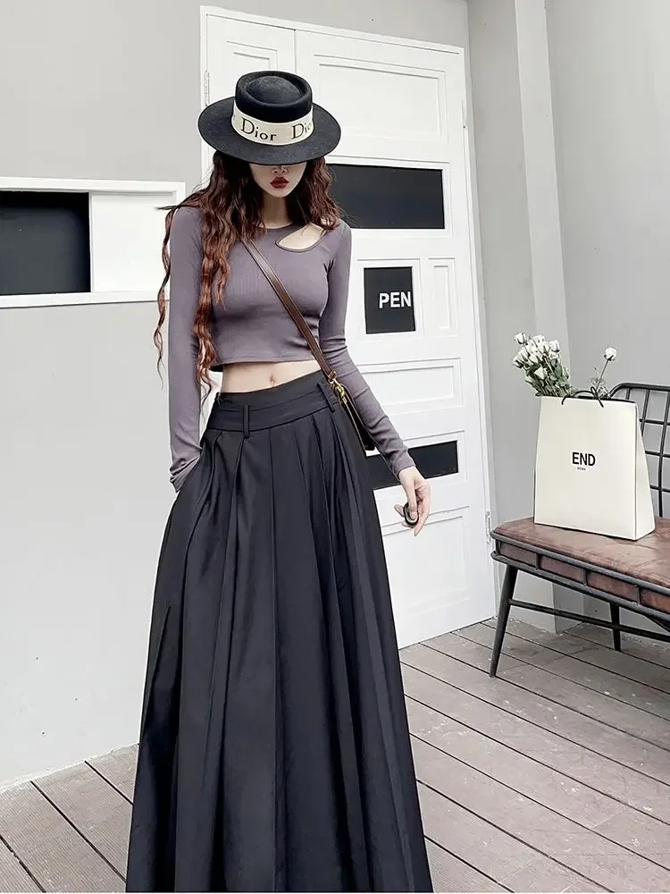 レトロなローウエストのカジュアルでスリムな足首丈のプリーツスカート、大きな裾が特徴の黒のアメリカンクールでスタイリッシュなスカート