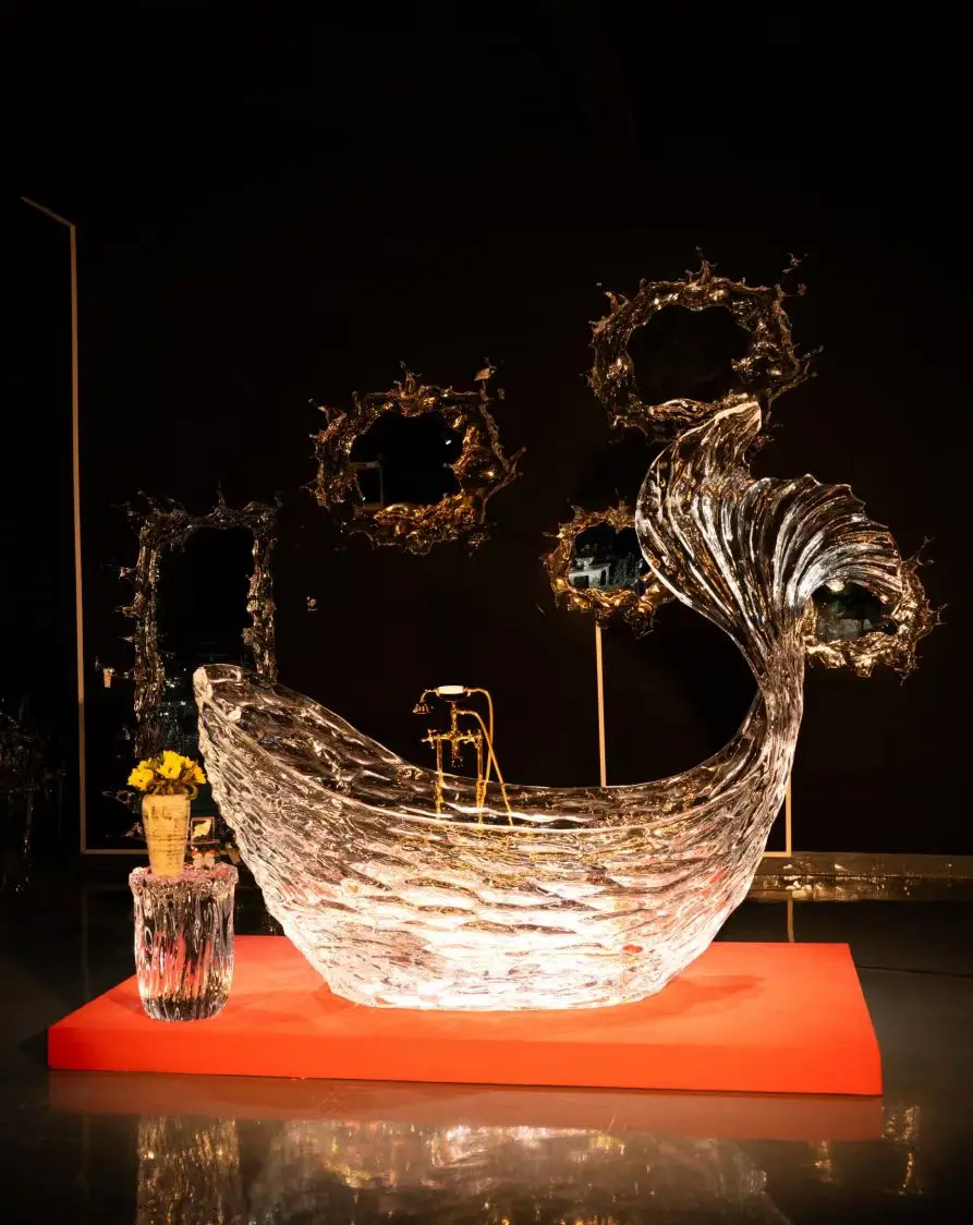 Stylish fish-shaped creative outdoor acrylic crystal furniture bathtub, available in size and color, cutting service available