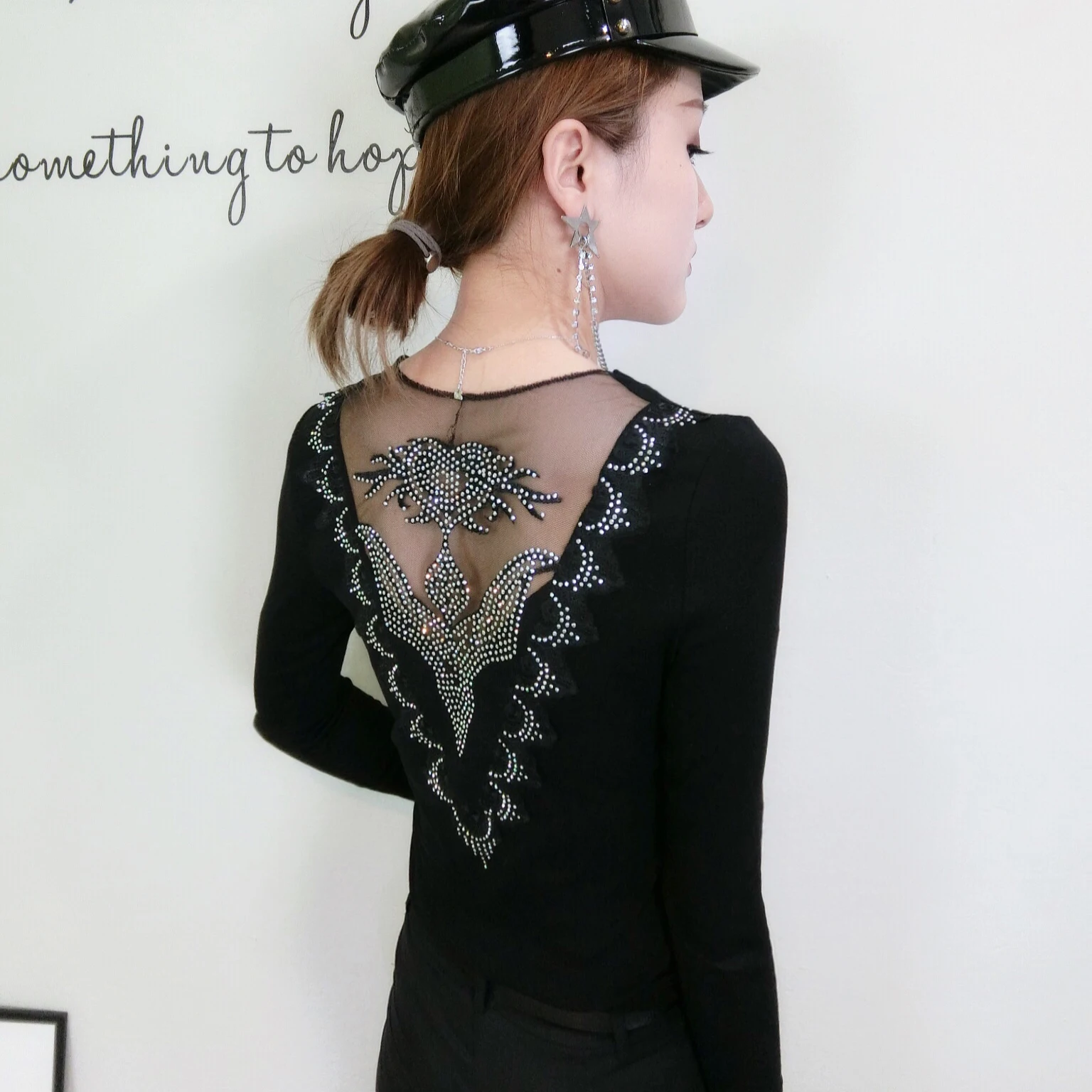 

Faionable ort Sve Women's T-irt with Heavy Rhinestones Long Sves V-ne Slim Fit Sle for Autumn Season