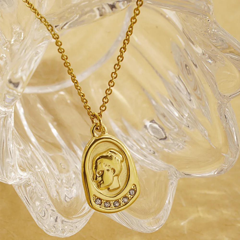 French Style Queen Elizabeth Portrait Necklace Stainless Steel Inlaid CZ Pendant Women' Collarbone Chain Accessory Jewelry
