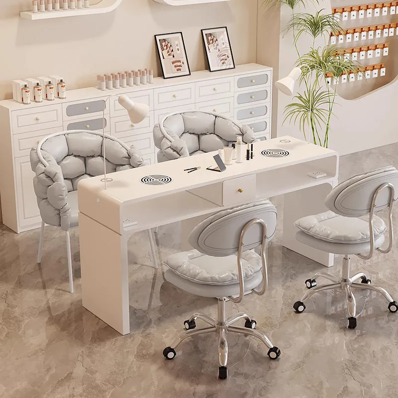 Moderner, minimalistischer Nageltisch, hochwertiger, ästhetischer, klassischer, attraktiver Nageltisch, schönes, ordentliches Bureau, manucure Salonmöbel