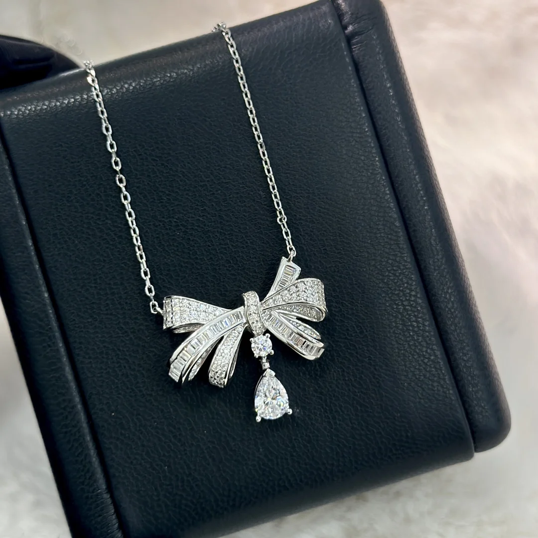 

Модное роскошное ювелирное украшение: женское колье из чистого серебра S925 с подвеской в виде капли воды и бантом, полностью инкрустированное бриллиантами. Подарок на День святого Валентина