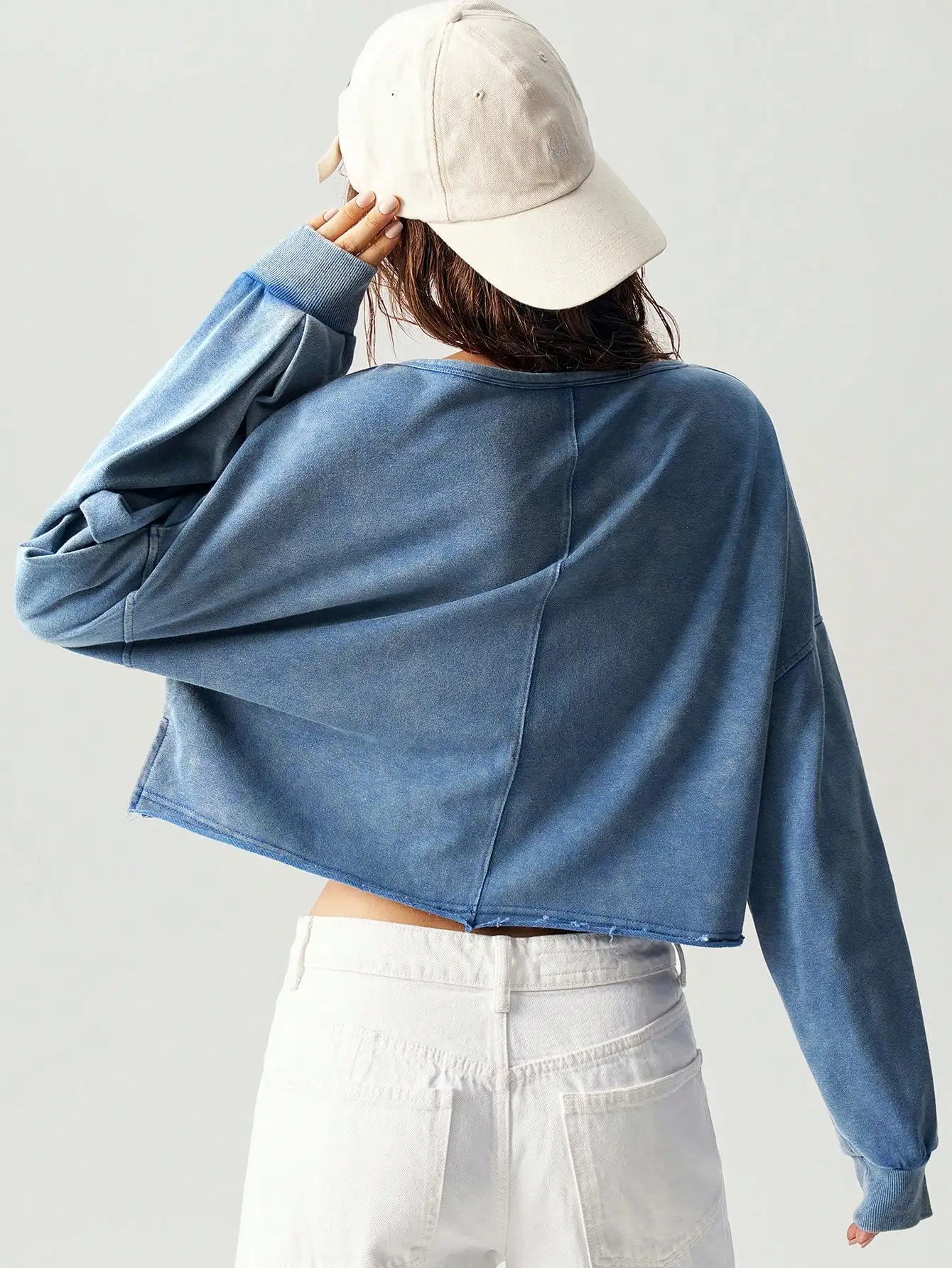 เสื้อสเวตเชิ้ตครอปแขนยาวคอวีสำหรับผู้หญิง ผ้าฝ้าย 62% เนื้อผ้านิตสวมใส่สบายสำหรับฤดูใบไม้ร่วงและฤดูหนาว