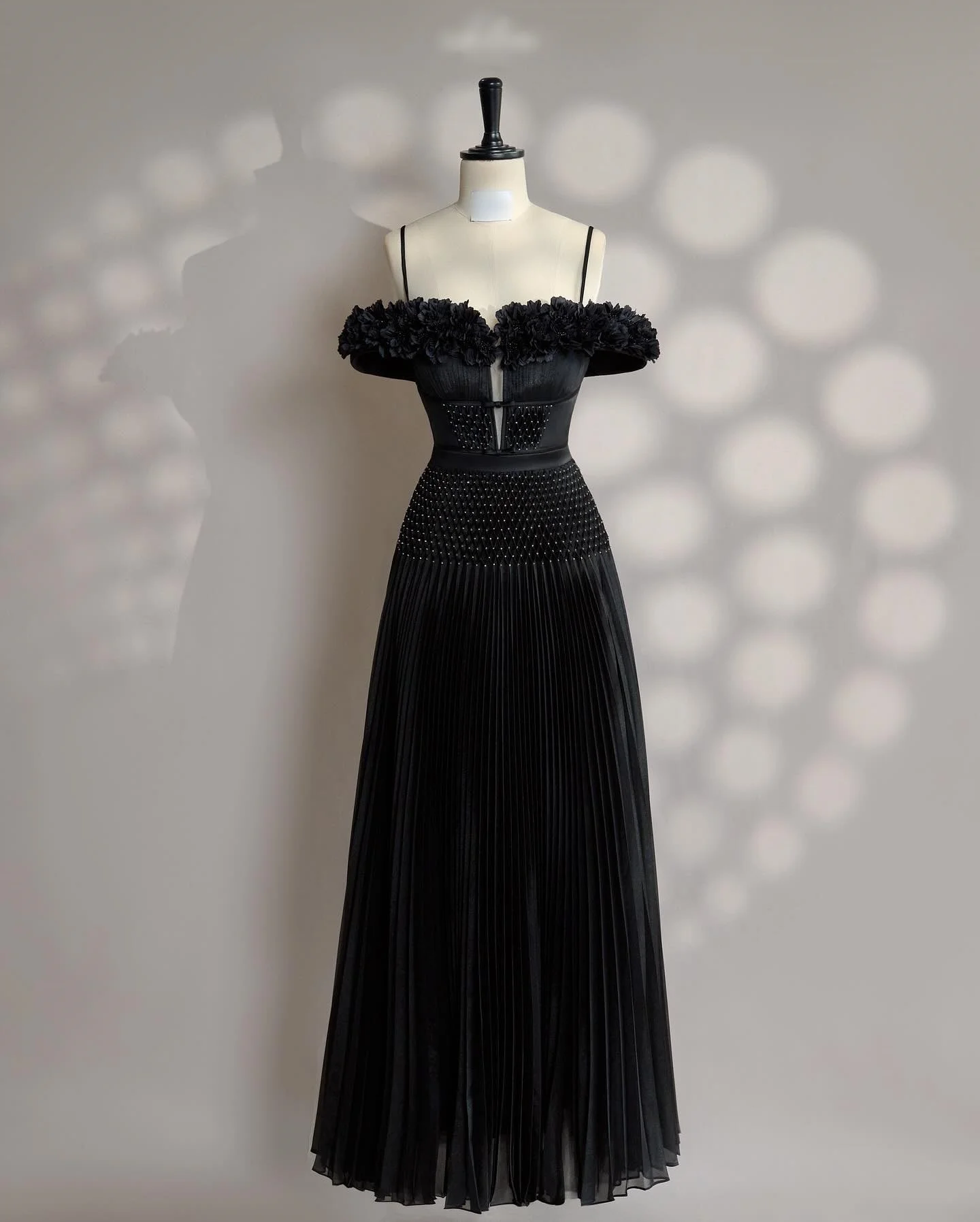 Customized Graceful Chiffon A-Line Spaghetti Straps Appliques and Crystal Evening Dresses Scalloped Black Bespoke Occasion Gowns image 2