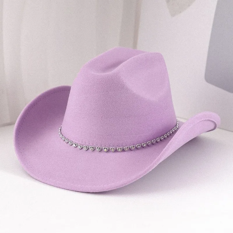 The perfect gift for your loved one: a diamond-studded heart-shaped cowboy , creating a sweet and cool vibe. A stylish hat fo
