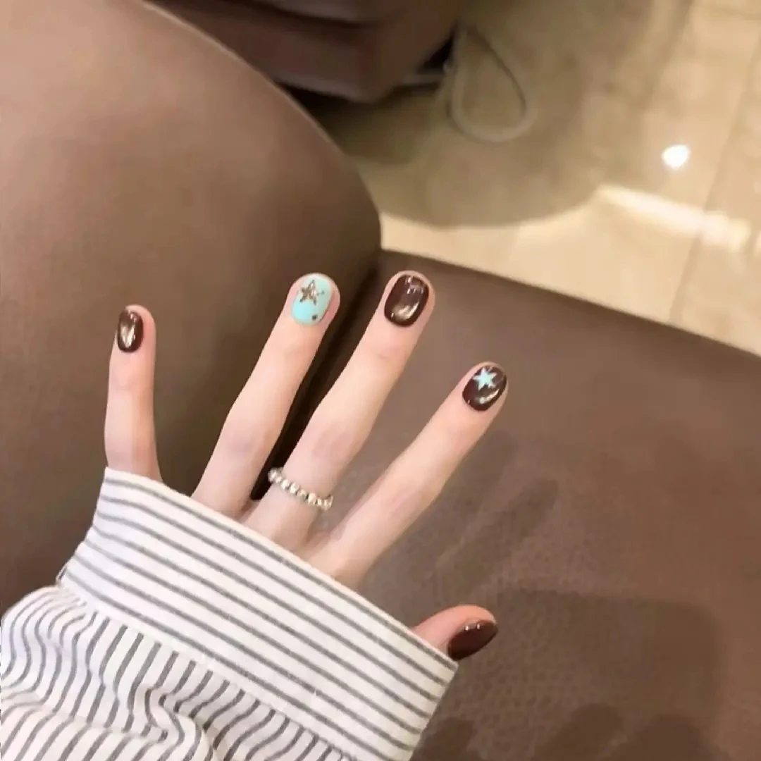 Petites gouttelettes d'eau marron haut de gamme, 10 pièces, pointes françaises faites à la main, nail art court de couleur foncée