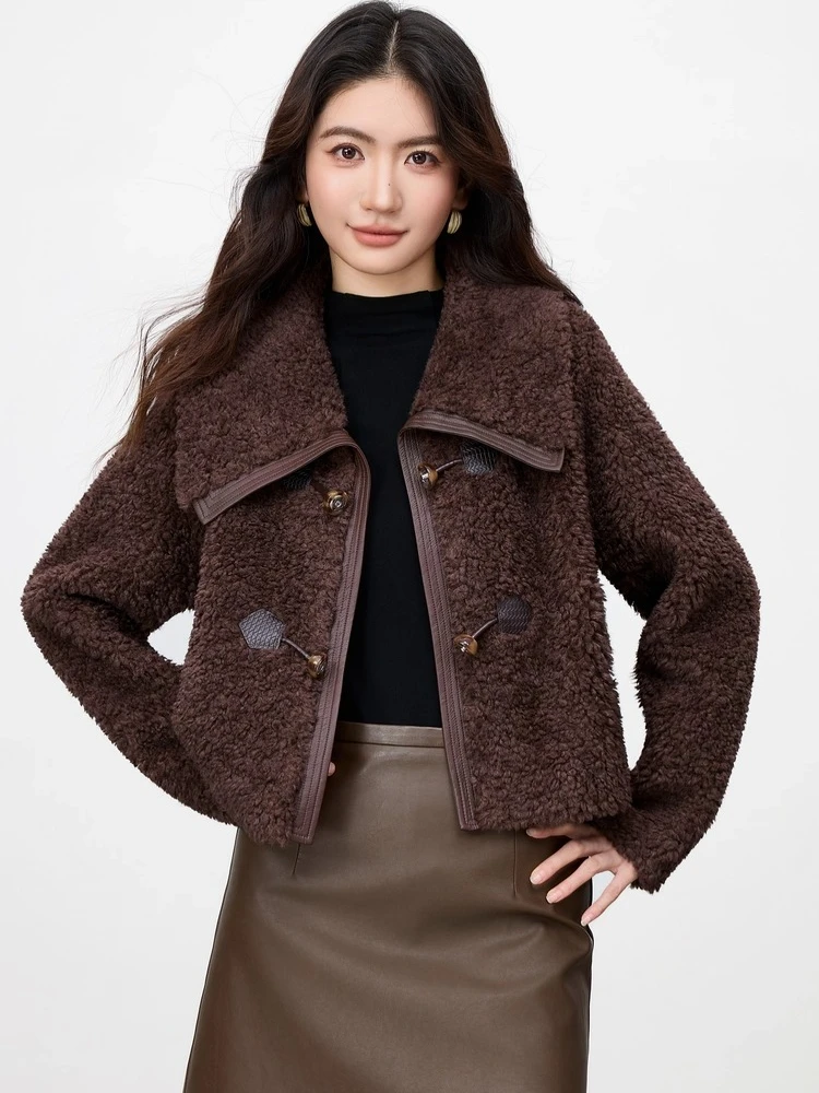 

SENTUBILA женская зернистая бархатная куртка 2025, зимняя волнистая текстура, большой отложной воротник, теплое непухлое пальто свободного покроя W54WJ4039