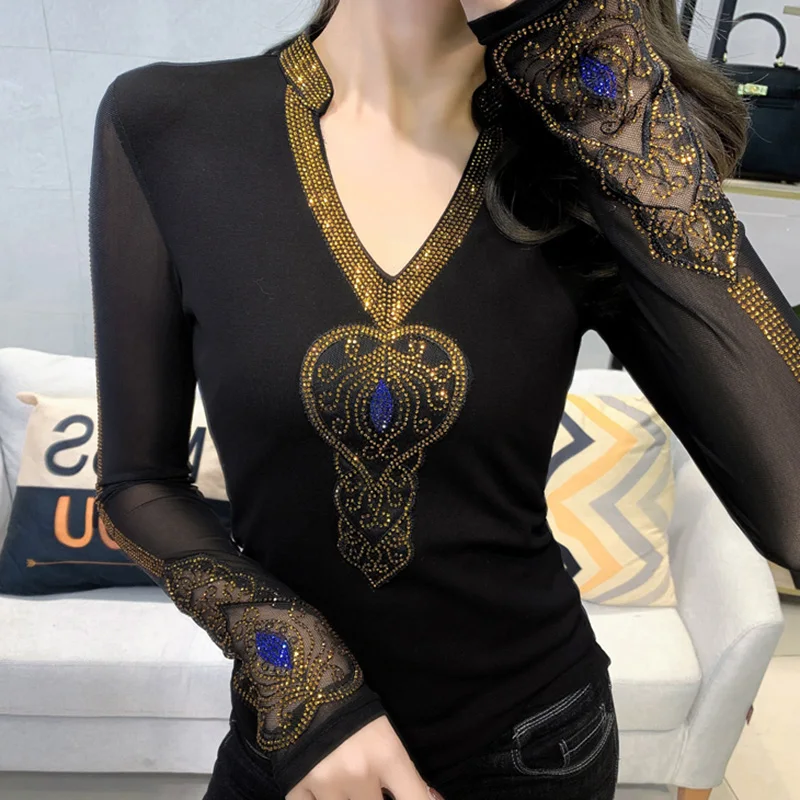 Wyszczuplająca bluzka z dekoltem w serek, modna, zdobiona diamentami, uniwersalna, trendy koszulka damska na wiosnę 2024.