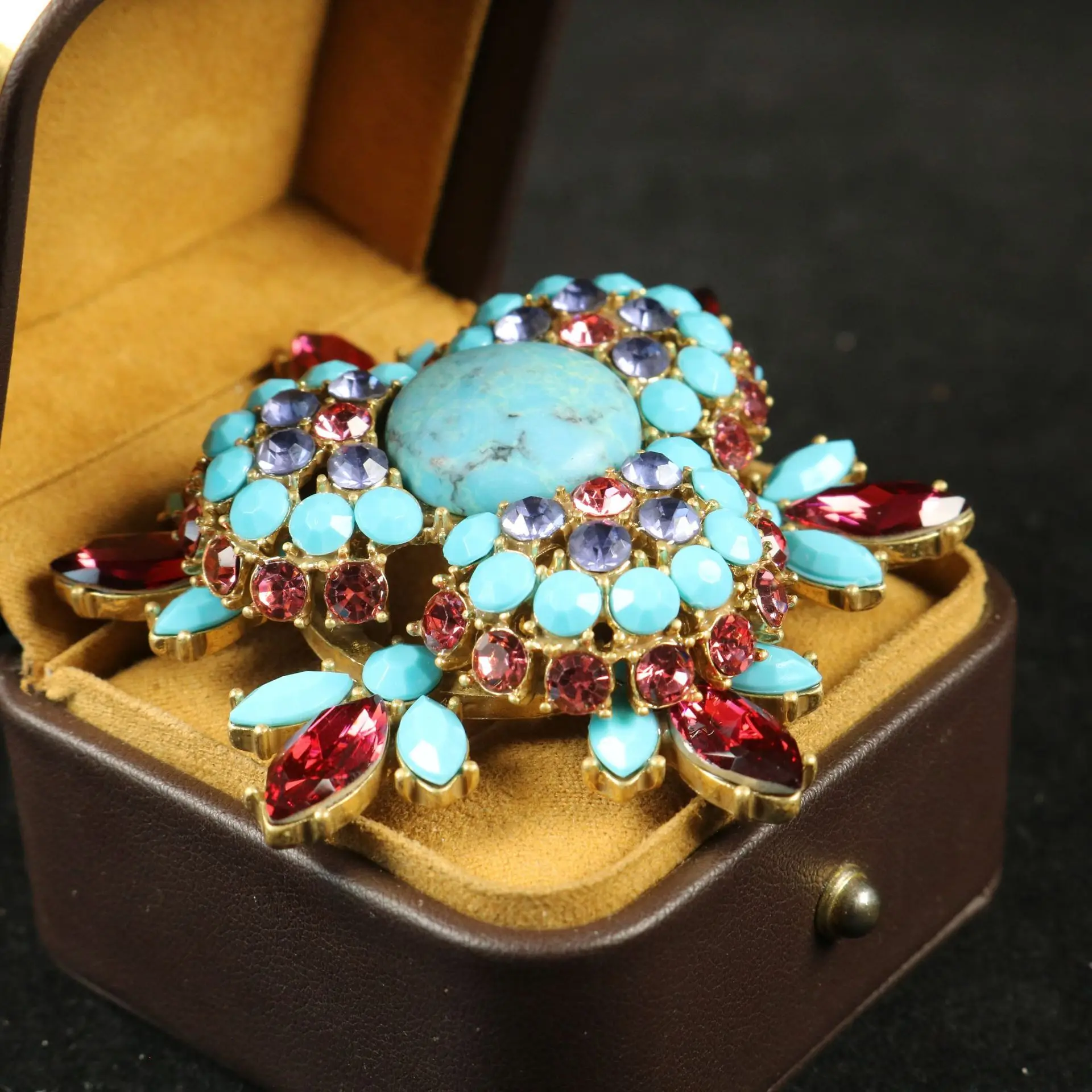 Medieval Brooch Court Style Turquoise Inlaid Zircon Brooch Personalized Fashion Light Luxury Versatile Elegant Niche Pin