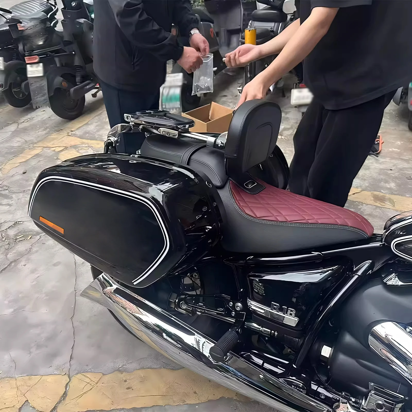 Motorcycle Modified Trunk Side Luggage SaddleBag With Reflective Strip Installation Bracket Kit For BMW R18/R18 Classic/100 Year