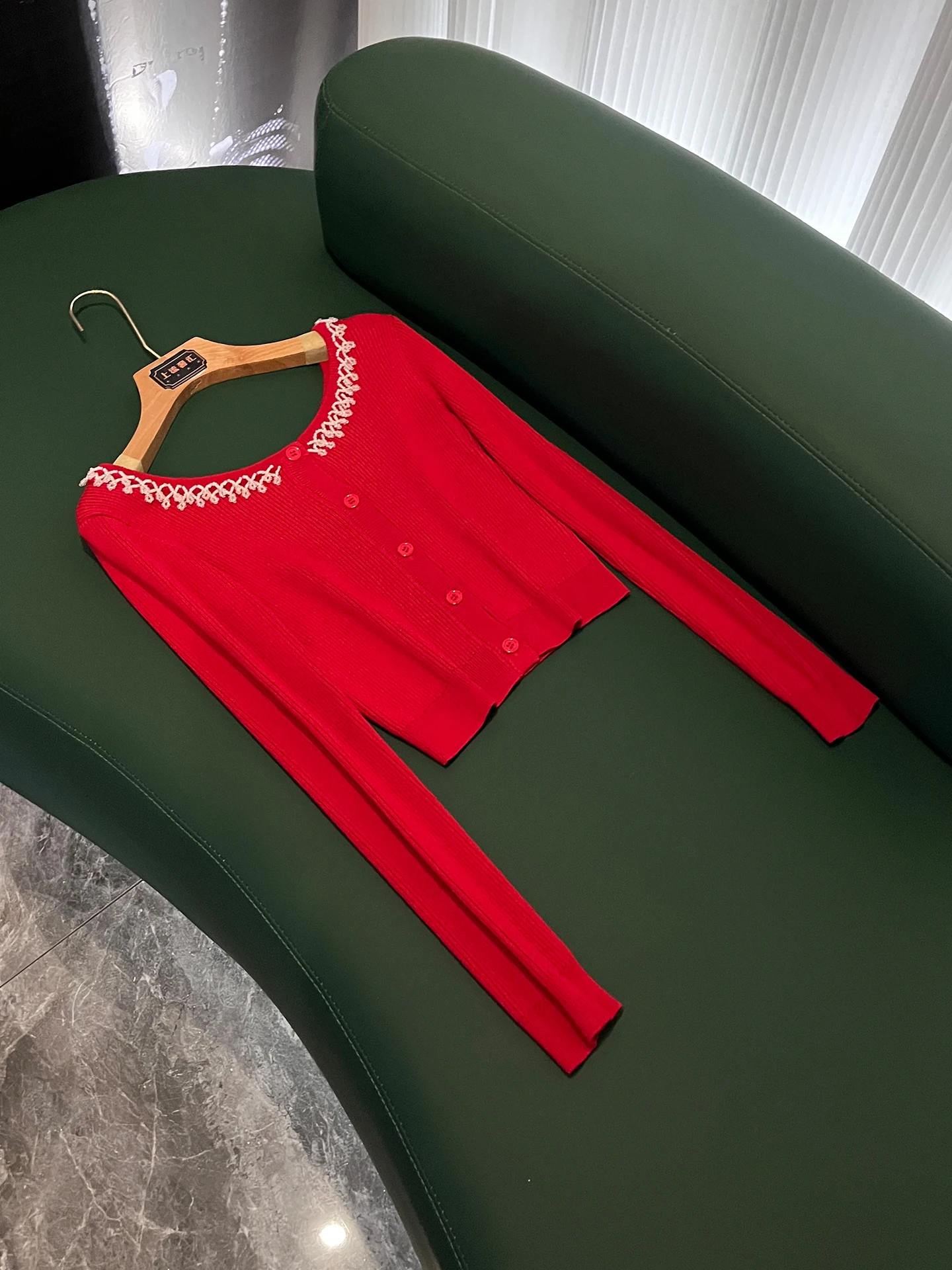 

Модный короткий вязаный кардиган с низким V-образным вырезом, кружевной отделкой, стройнящим дизайном, новинка зимы, длинный рукав, цвет O...