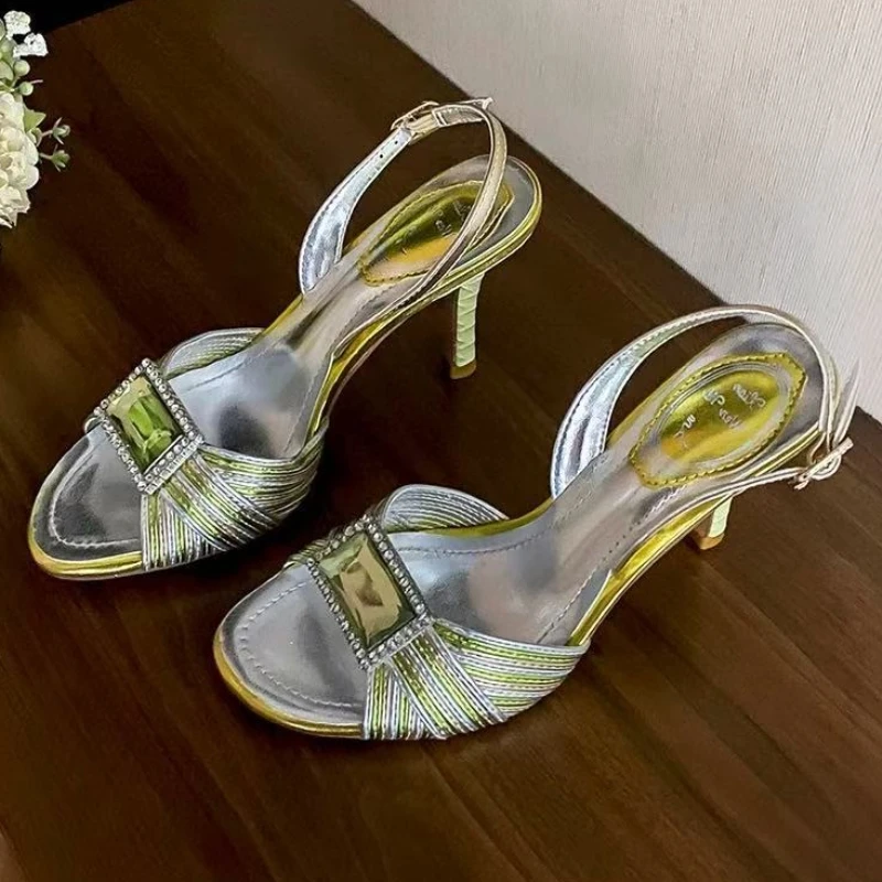 

Роскошные брендовые босоножки на высоком каблуке со стразами и узким ремешком, женские дизайнерские туфли с блестящими драгоценными камнями и пряжкой, элегантные модельные туфли с острым носком