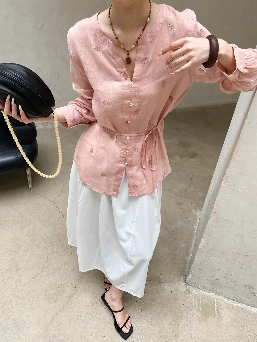 Sommerliches Damen-Shirt in unifarbenem V-Ausschnitt, locker geschnitten, mit Stickerei, für einen eleganten Look. – Detail 16