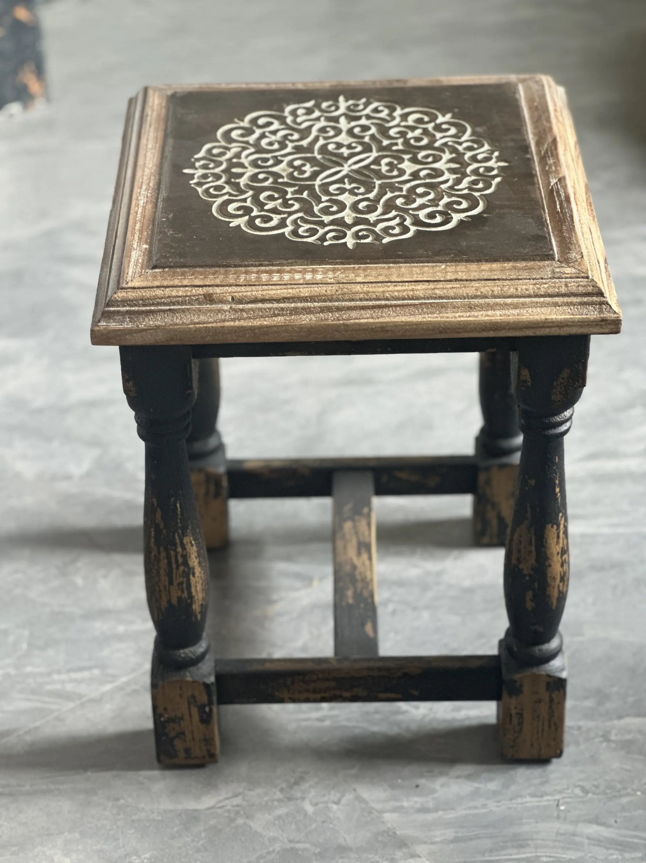 The texture is super good, retro old solid wood carved Western antique-style small square table and stool side