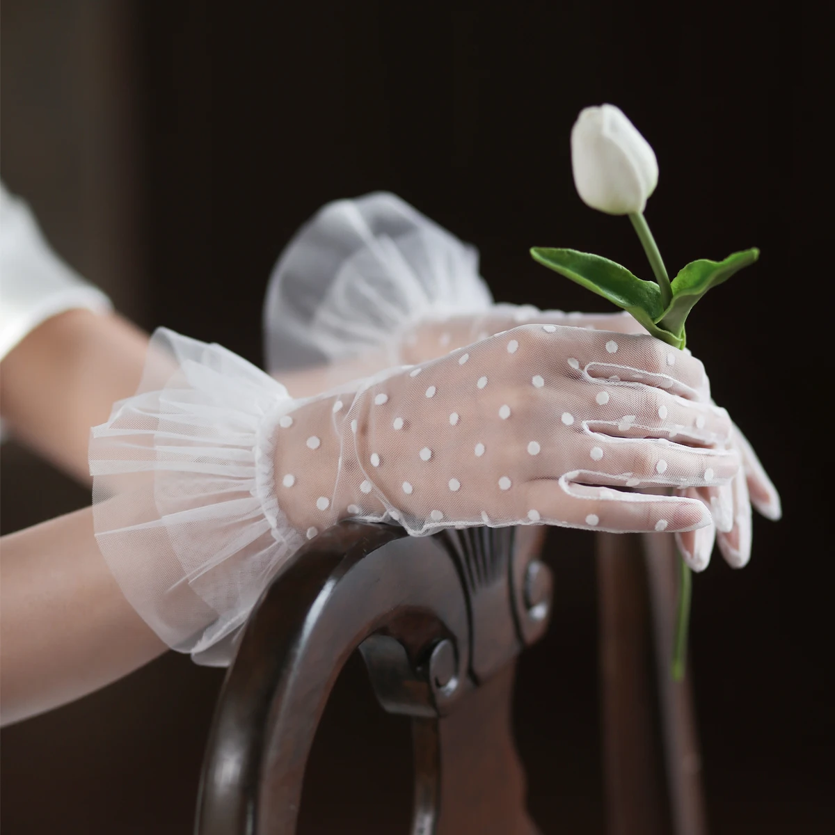 WG063 Wedding Bridal Handmade Gloves Soft Tulle Dots Ruffle Short White Wrist Brides Bridesmaid Gloves Women Pageant Handschuh