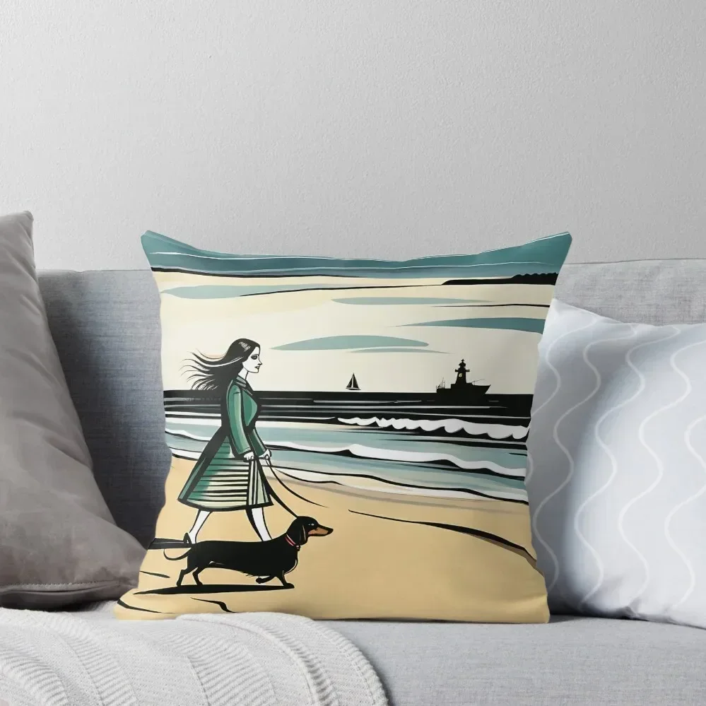 Una chica caminando en la costa con un perro salchicha. Fundas de almohada, fundas de almohada, fundas de cojines, almohada para sofá