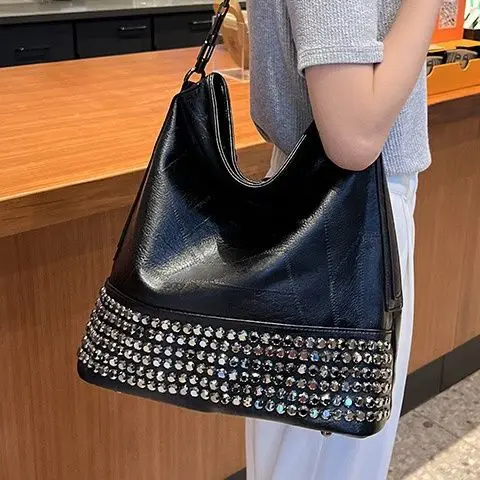 Imagem -04 - New Fashion Light Luxo Personalizado Rivet Incrustado Diamante Bucket Bolsa Alta Qualidade Pele de Carneiro Grande Capacidade Bolsa de Ombro Mulheres