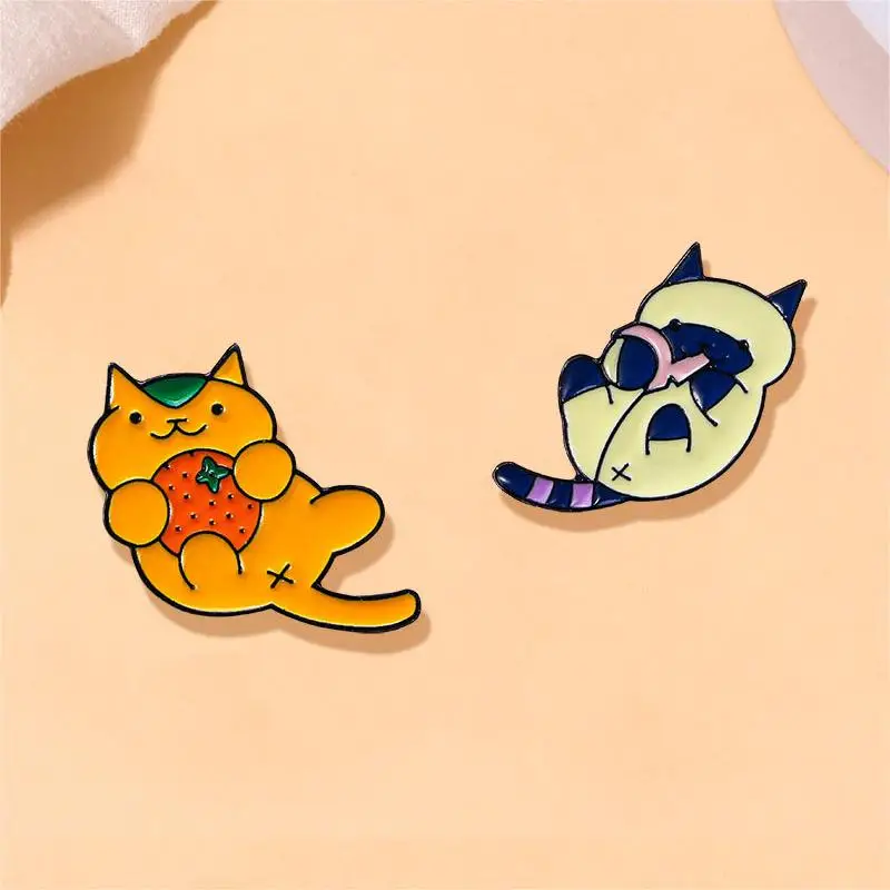 Broche de esmalte de gato de dibujos animados, 2 piezas, creativo, Animal, fruta, mandarina naranja, Pin de solapa, insignia, mochila, ropa, sombrero, accesorios