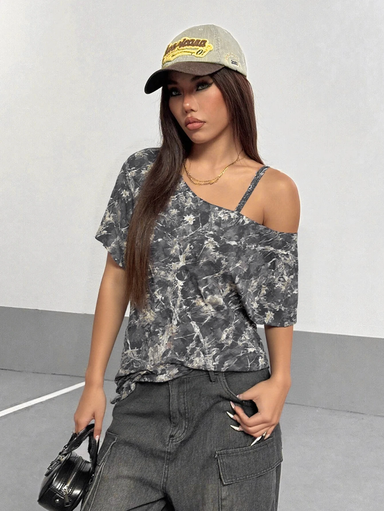 

Women's Off-Shoulder All-Over Print Casual T-shirt, Minimalist Random Design Graphic Tees Women Tops