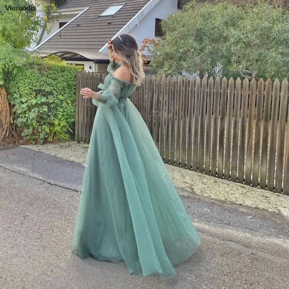 فستان سهرة منقط باللون الفيروزي على شكل حرف a ورقبة قارب عاري الكتفين وكشكشة من التل بدون ظهر بطول الأرض ذيل محكمة فستان حفلات