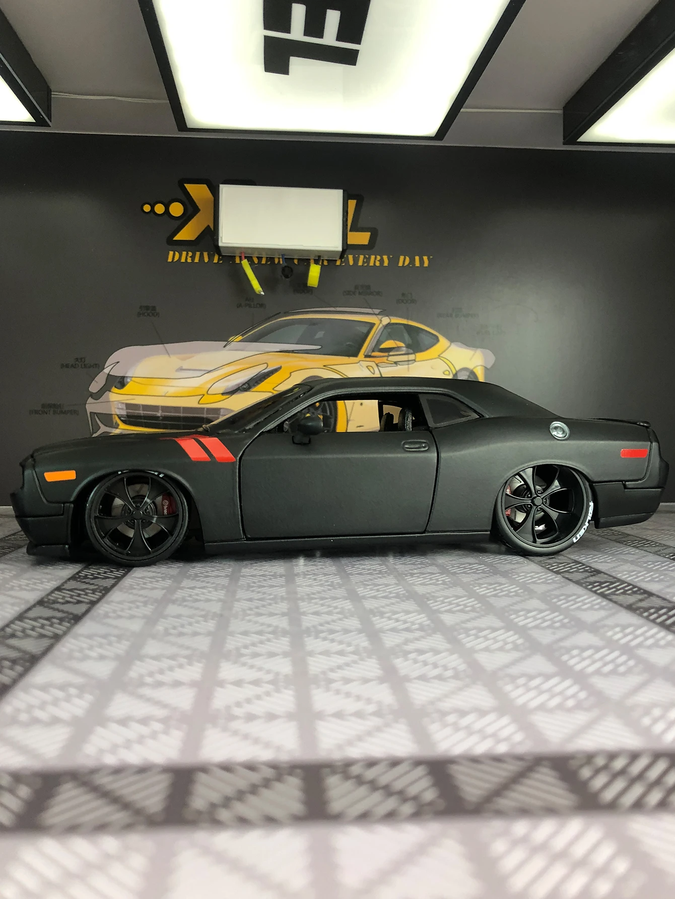 Maisto 1:24 simulação liga de zinco Dodge 2008 Challenger modelo de carro, ornamento estático, carro de presente colecionável de metal