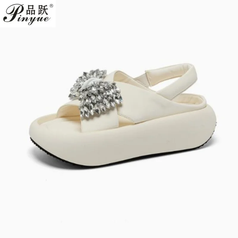 

Женские летние сандалии на высокой платформе 5,5 см, блестящие шлепанцы с кристаллами и бантом-бабочкой, женские пляжные сандалии-пантфл, мягкие пляжные сандалии, размеры 35-40