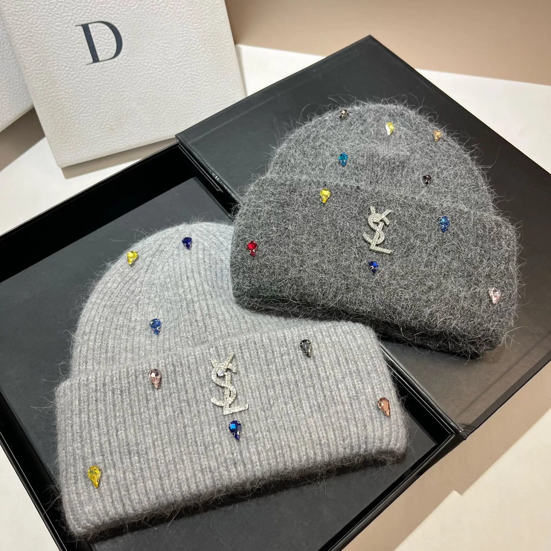 ​ 2025 Новая женская вязаная шапка из кроличьего меха - блестящие стразы в корейском стиле, защита ушей нишевого дизайна, теплая зимняя шапка ​