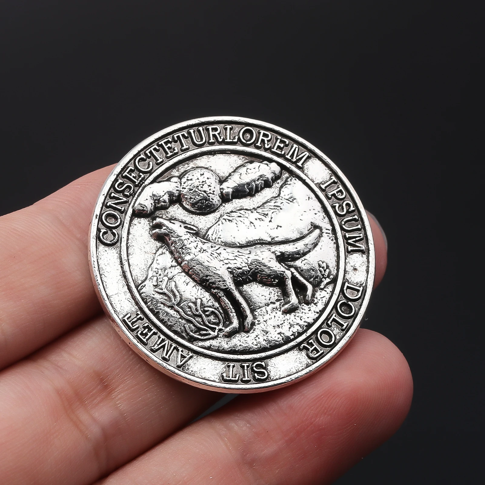 Residents Evils Commemorative Lion Badge Statue Decryption Coins Keychain RPD Raccoon City Police Station Keyring Unisex Jewelry view 3