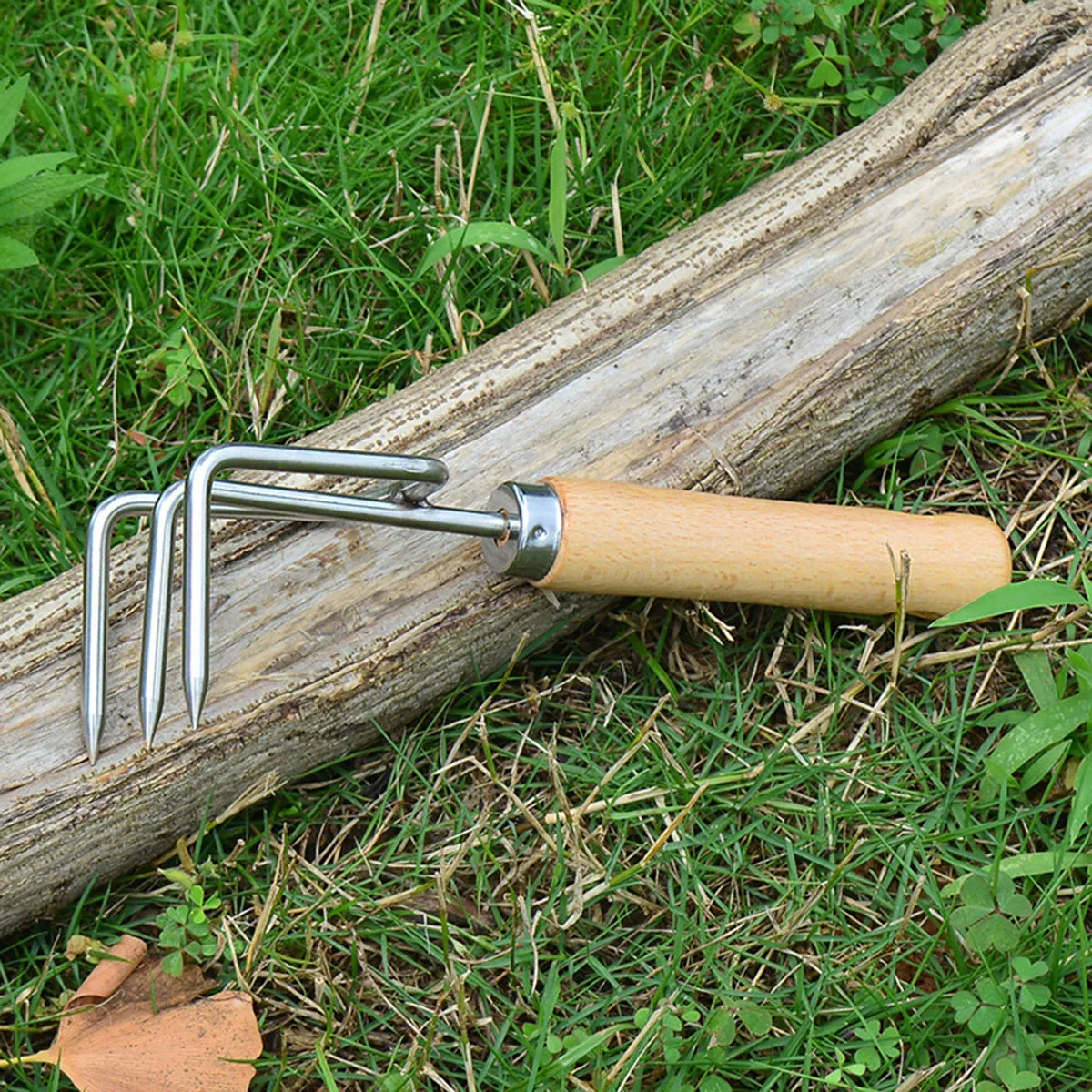 

Mini Stainless Steel Garden Rake Small Handheld Cultivator Tool Wooden Handle for Tough Soil Aerating Jobs Garden Tool