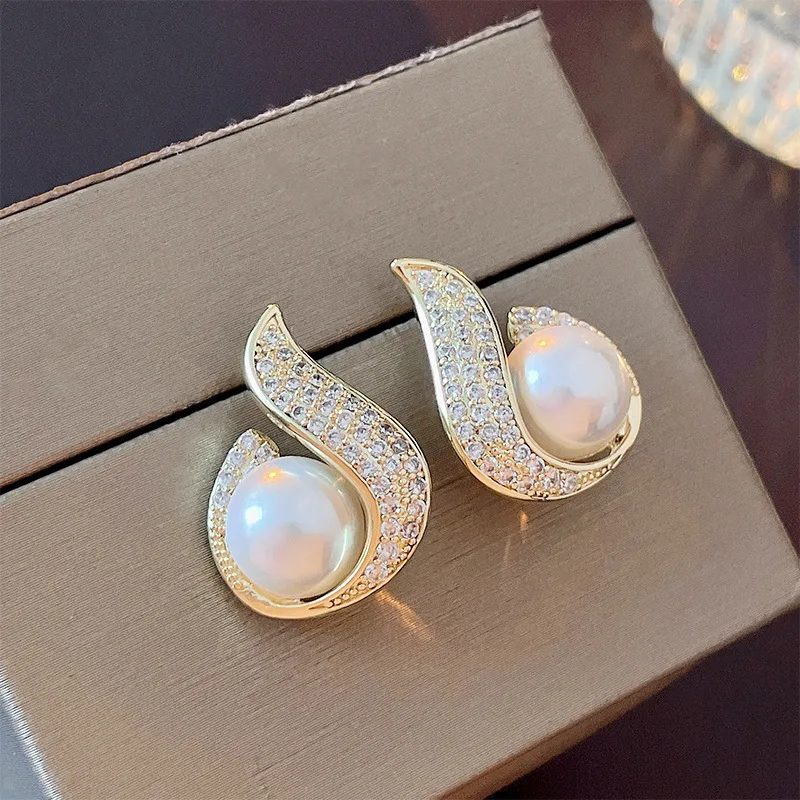 Light luxury mermaid Ji imitation pearl zircon fish tail water droplets, earrings fashion, temperament earrings women