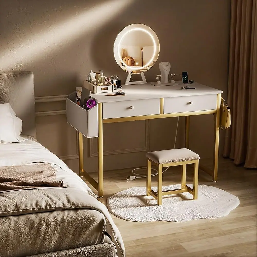 Tocador de maquillaje blanco y dorado con espejo y luces, cajones, sillas de tela y toma de corriente para dormitorio moderno